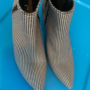 NWT Houndstooth print booties